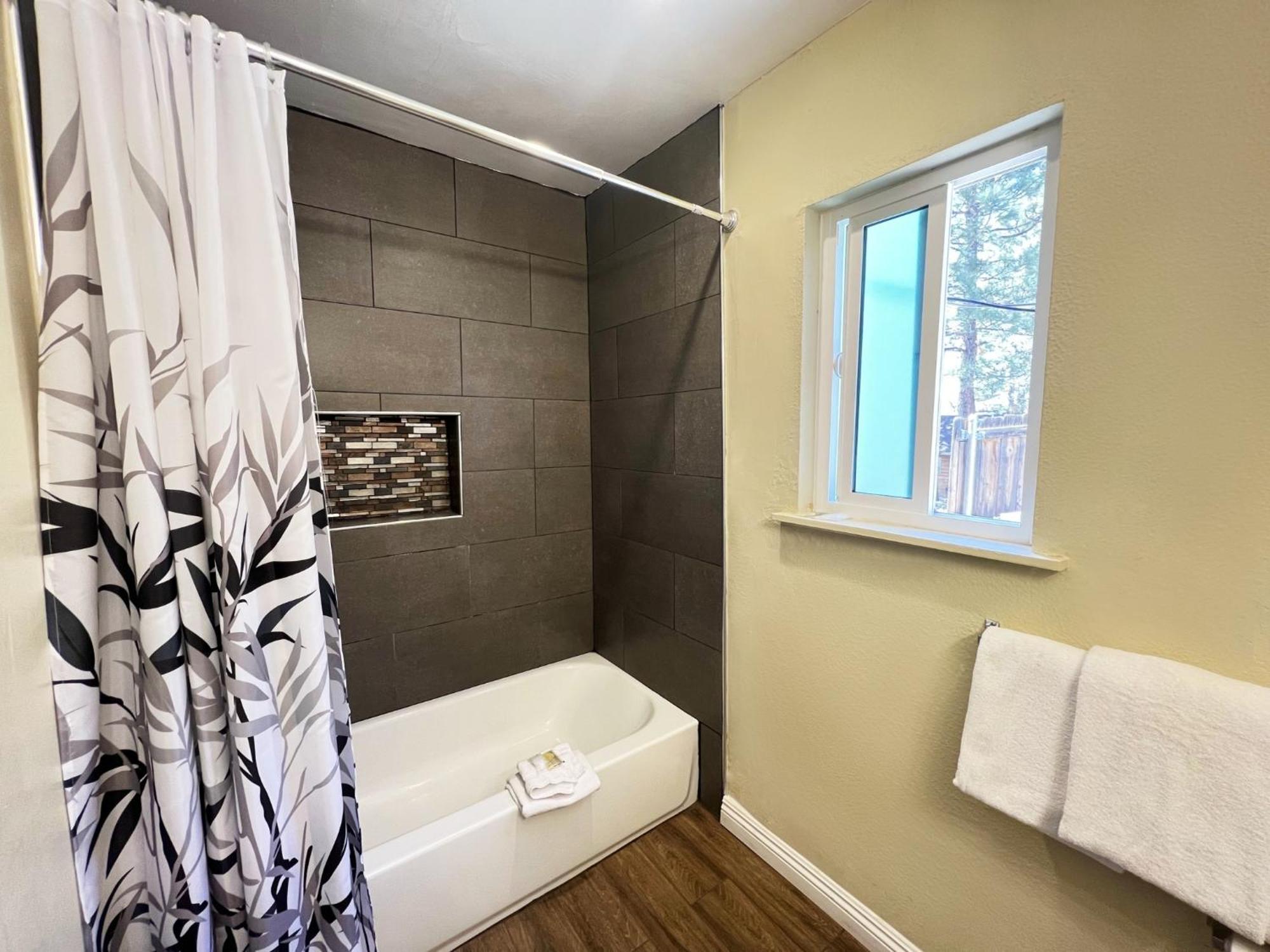 Omeo Suites Big Bear ビッグ・ベアー・レイク 部屋 写真